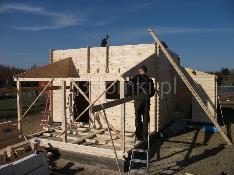 Domek drewniany letniskowy - domek z drewna z poddaszem i antresolą montaż
