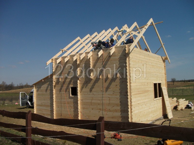 Domek drewniany letniskowy - domek z drewna z poddaszem montaż