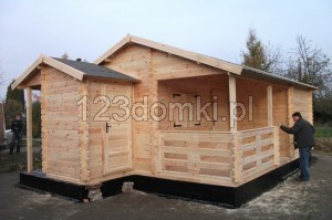 Domek drewniany letniskowy - domek z drewna taras przybudówka