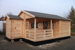Domek drewniany letniskowy - domek z drewna z tarasem i przybudówką