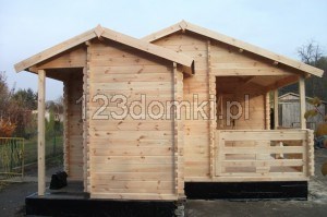 Domek drewniany letniskowy - domek z drewna z tarasem i przybudówką