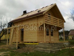 Domek drewniany letniskowy - domek z drewna piętrowy z poddaszem
