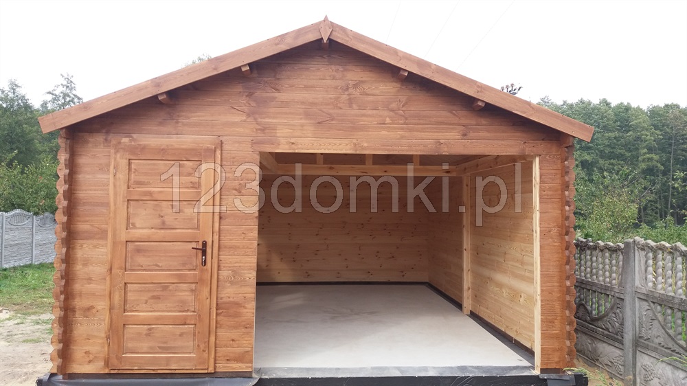 drewniany garaż z drzwiami na ścianie frontowej