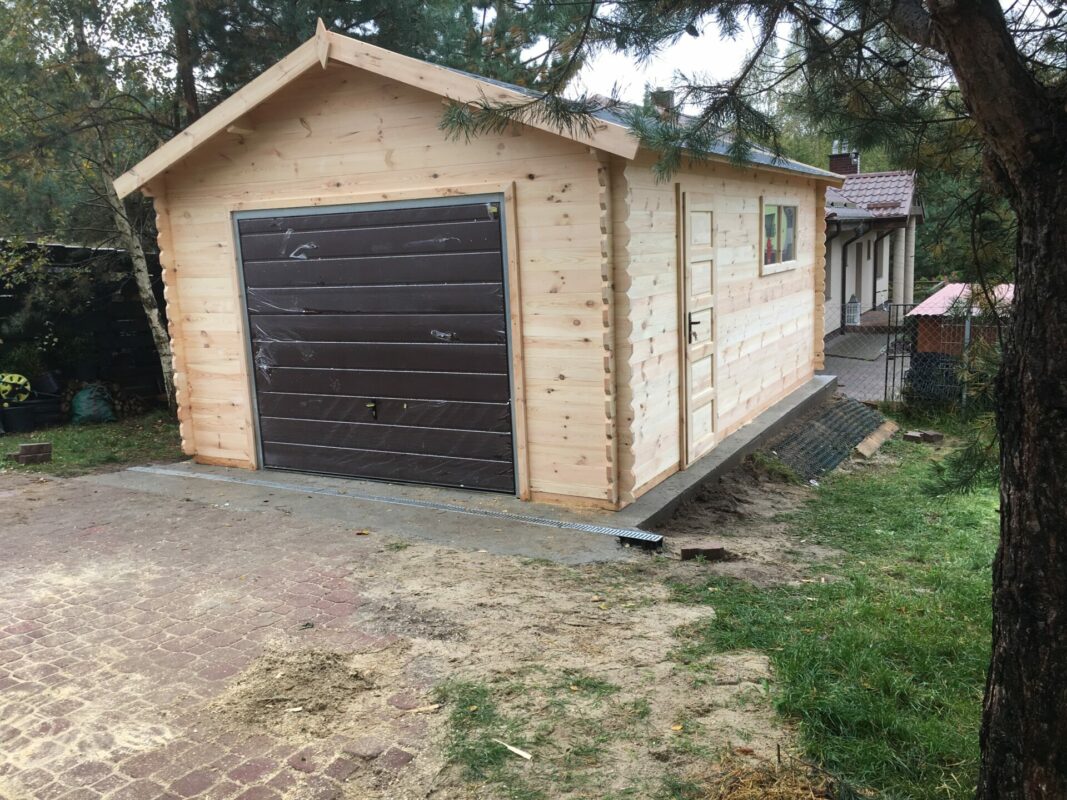 garaż drewniany jednostanowiskowy 600x400cm 6x4m z bramą uchylną